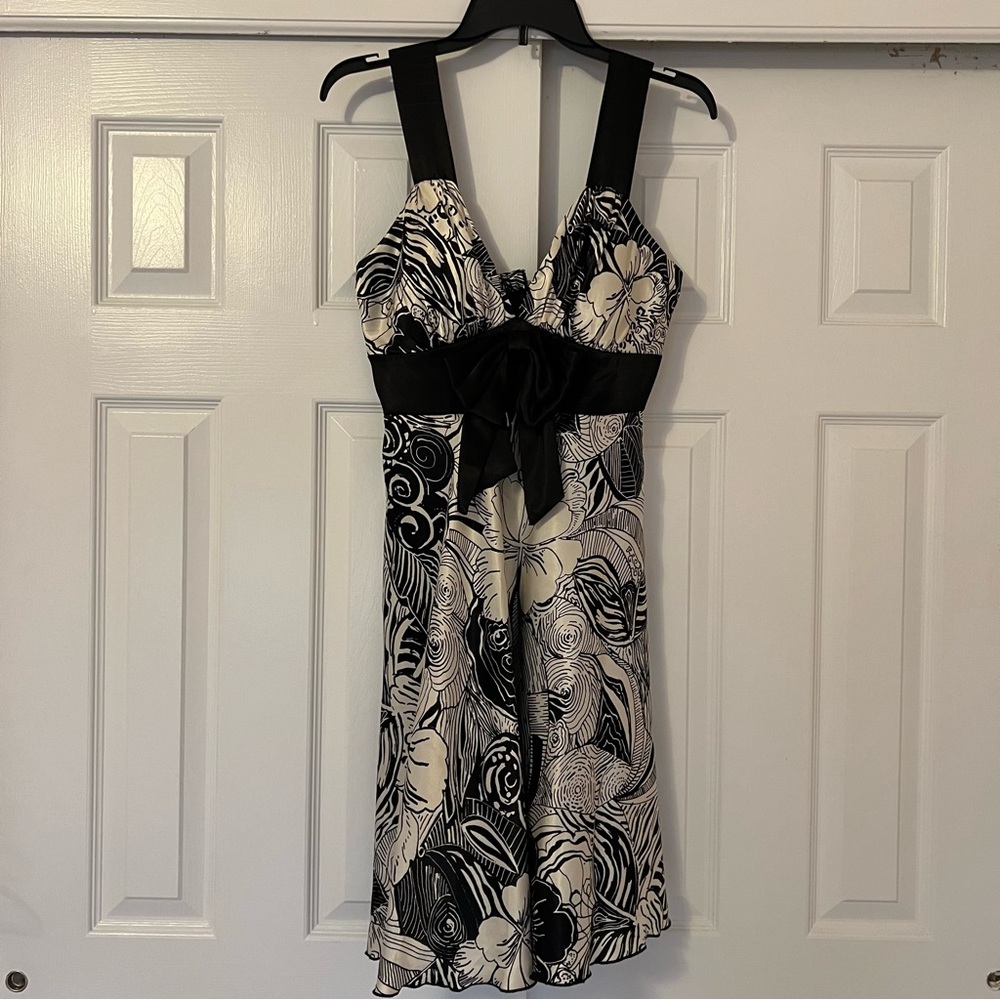 Juniors Black/White pattern dress